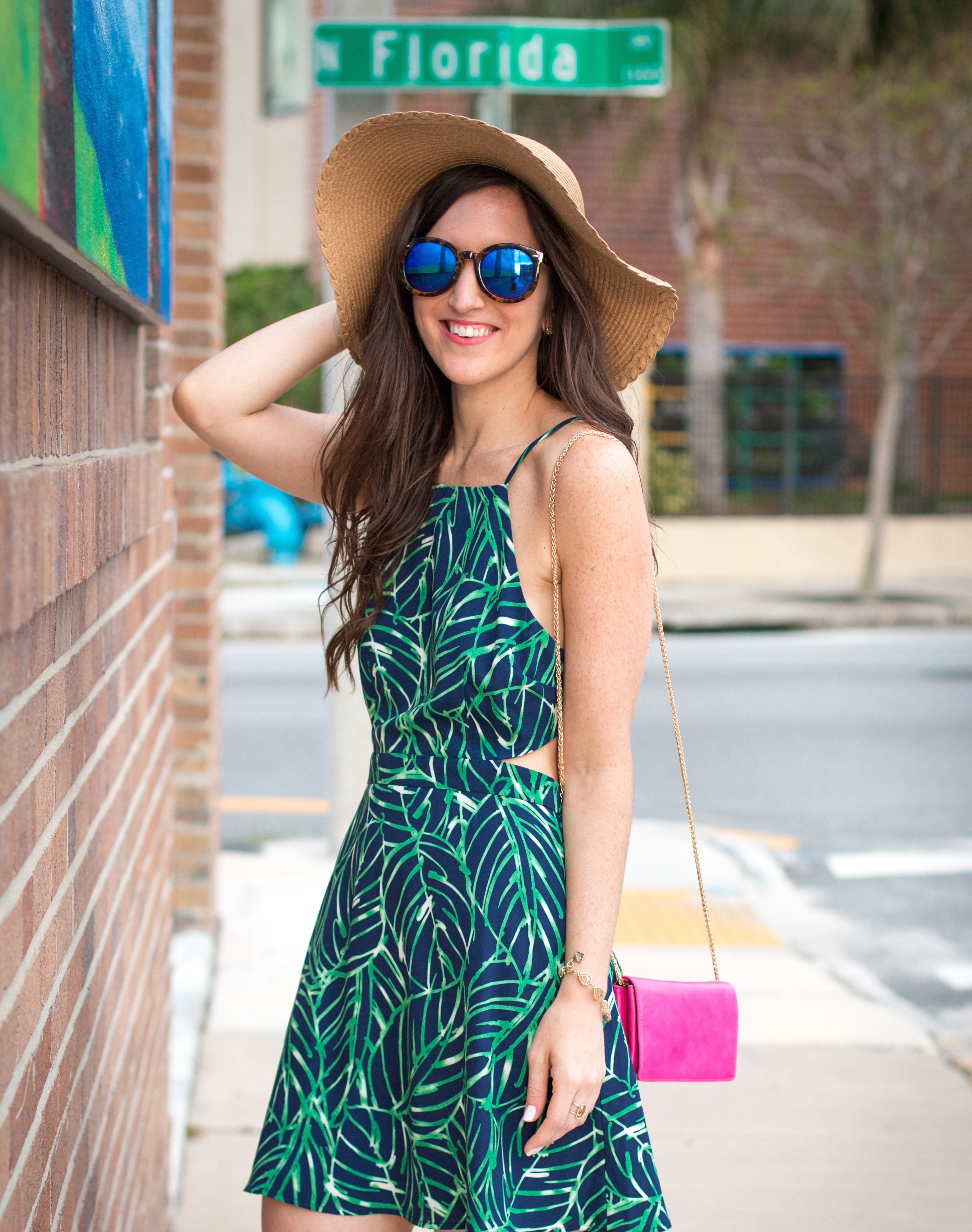 Toasting: cut out dress + straw hat - Hosting & ToastingHosting & Toasting