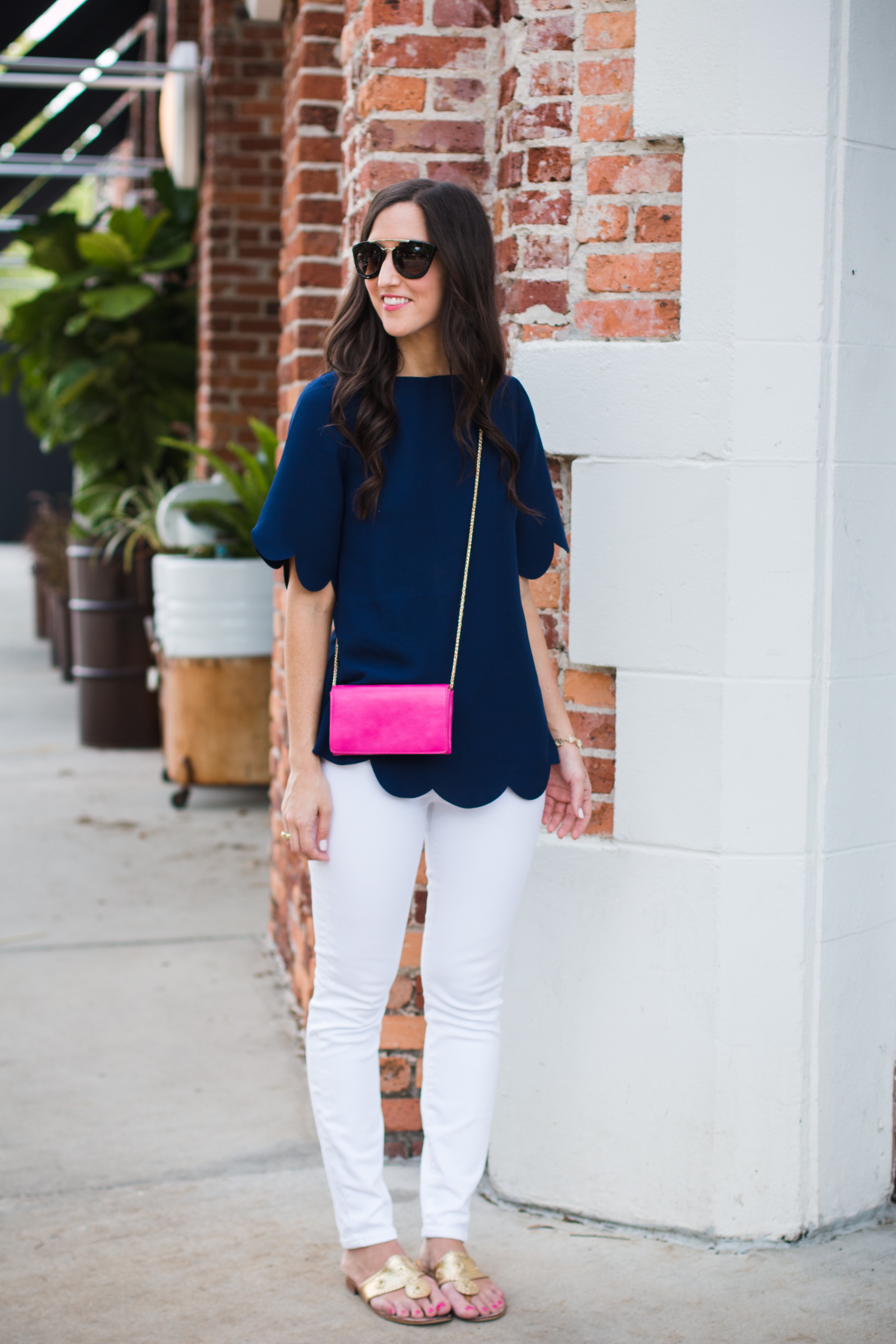 Toasting: scallop top + white jeans - Hosting & ToastingHosting & Toasting